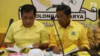 Ketua Harian Golkar Nurdin Halid dan Sekjen Golkar Idrus Marham ketika menggelar rapat pleno di kantor DPP Golkar, Jakarta, Selasa (21/11). Rapat membahas pergantian Setya Novanto dari posisi Ketua Umum dan juga Ketua DPR RI. (Liputan6.com/Angga Yuniar)