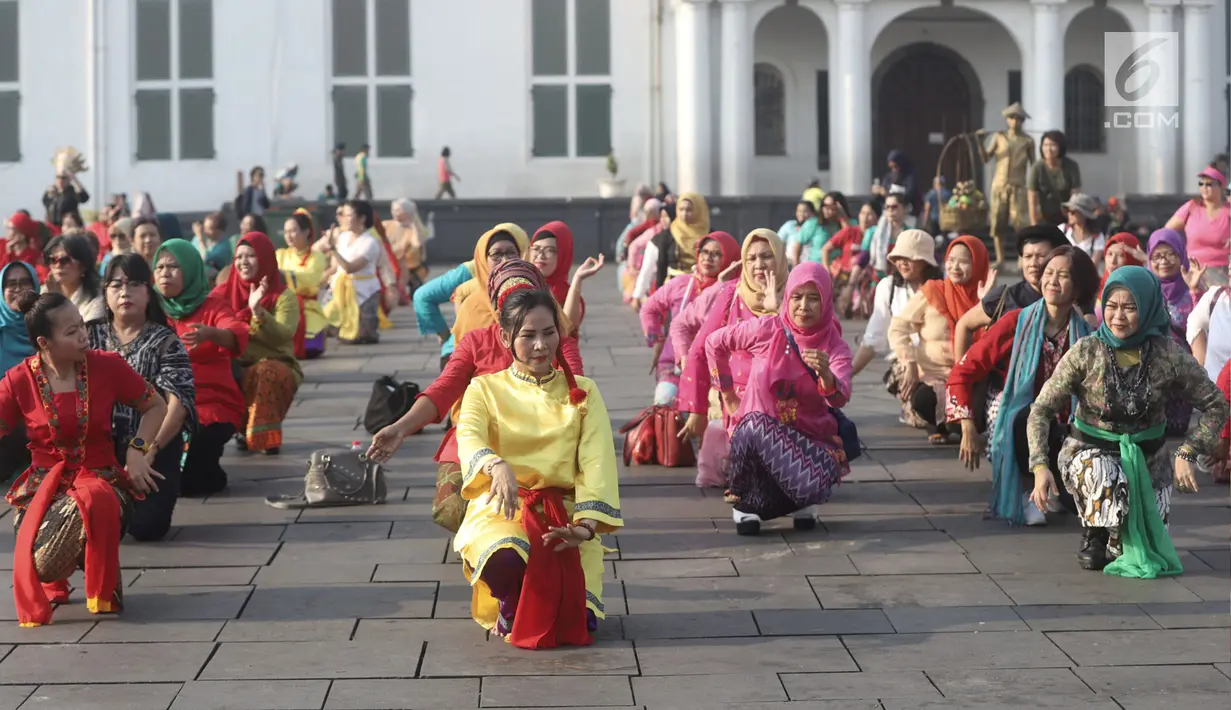 Masyarakat saat mengikuti flashmob Tari Cokek di kawasan Kota Tua, Jakarta, Minggu (18/8/2019). Kegiatan ini digelar dalam rangka memeriahkan perayaan HUT ke-74 Republik Indonesia sekaligus melestarikan tari asal Betawi tersebut. (merdeka.com/Iqbal S. Nugroho)