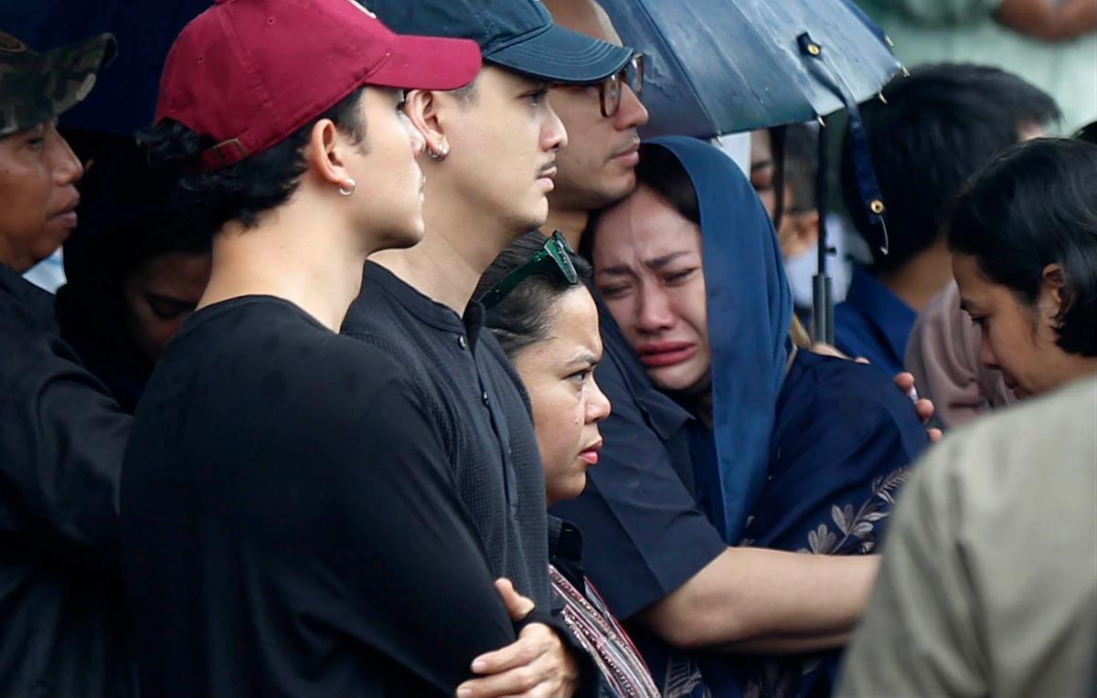 FOTO: Hujan Iringi Pemakaman Vidi Aldiano