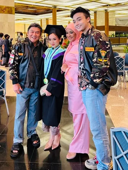 Wisuda Nabilah Rahman adik Leon Dozan yang dihadiri oleh Willy Dozan dan Betharia Sonata. (Sumber: Instagram/official.bethariasonata)