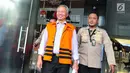 Dirjen Hubla Kemenhub Antonius Tonny Budiono keluar dari gedung KPK, usai menjalani pemeriksaan di Jakarta, Selasa (29/8). Tonny diperiksa terkait kasus dugaan suap pemulusan perizinan pengerukan Pelabuhan Tanjung Mas Semarang. (Liputan6.com/Helmi Afandi)