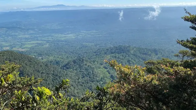 Pemandangan puncak Gunung Delleng Simpon di Medan. (Dok: IG @bgjay__14 https://www.instagram.com/p/C6oBlppLzU5/?igsh=MTJxZGVldDh2dGF4Mw%3D%3D)