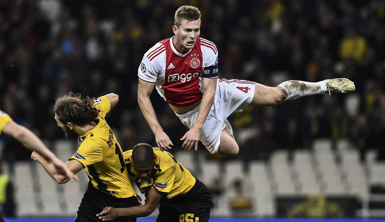 3. Matthijs de Ligt (Ajax Amsterdam) - Bek bernomor punggung empat ini sedang diincar banyak klub besar Eropa karena tampil menawan. Di usia yang baru menginjak 19 tahun ia  sudah dipercaya menjadi kapten tim sebesar Ajax. (AFP/Aris Messinis)