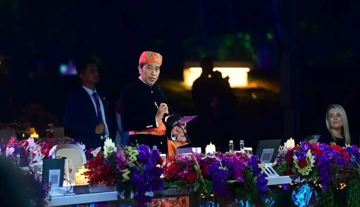 Gala Dinner KTT ASEAN 2023 baru saja diselenggarakan tadi malam, Rabu (6/9/2023). Presiden Jokowi senantiasa didampingi oleh Ibu Negara Iriana. Iriana Jokowi tak pernah lepas dari tampilan ikonisnya mengenakan kebaya sejak KTT ASEAN 2023 hari pertama. [Foto: Instagram/jokowi]