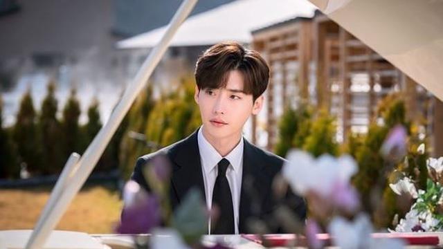Lee Jong Suk Masuk Wajib Militer Akhir Bulan Ini Showbiz