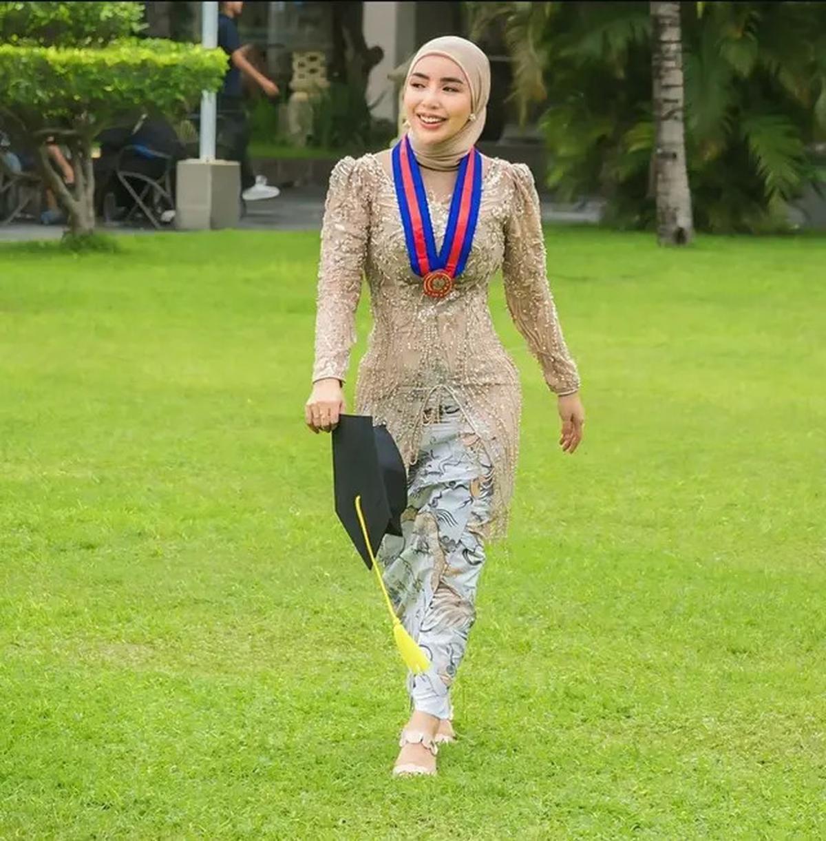 7 Potret Nurul Kamaria Lulus Kuliah di NTB, Angga Wijaya Ikut Bangga