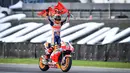 Pembalap Repsol Honda, Marc Marquez, melakukan selebrasi usai menjuarai MotoGP Thailand di Sirkuit Buriram, Minggu (6/10/2019). Pembalap asal Spanyol itu menyudahi balapan 26 lap dengan catatan waktu 39 menit 36,223 detik. (AFP/Lillian Suwanrumpha)