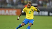 Striker tim nasional Brasil, Neymar, beraksi melawan Argentina pada laga persahabatan, di Jeddah, Selasa (16/10/2018). (AFP)