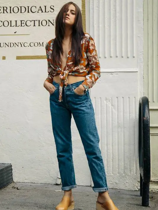 Blus bermotif bunga bisa jadi item yang kamu kenakan dengan berbagai gaya. Padukan dengan celana jeans panjang dan sepatu yang nyaman, kamu siap pergi. Foto: whowhatwear.com.