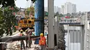 Aktivitas pekerja saat menyelesaikan pemasangan turab di Kali Sentiong, Jakarta Pusat, Rabu (15/3/2016). Pemasangan turab tersebut dilakukan untuk memperkokoh dinding kali agar lebih kuat, terutama saat musim hujan. (Liputan6.com/Immanuel Antonius)