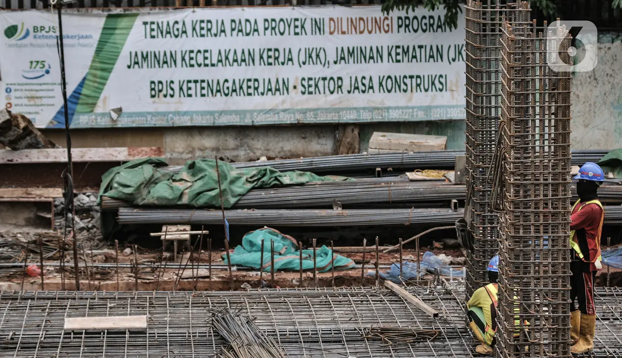 Pekerja beraktivitas menyelesaikan proyek revitalisasi Taman Ismail Marzuki (TIM) Tahap I, Jakarta, Rabu (6/1/2021). Progres revitalisasi TIM Tahap I yang meliputi gedung perpustakaan, wisma seni, parkir taman, dan Masjid Amir Hamzah itu telah mencapai 55 persen. (merdeka.cim/Iqbal S. Nugroho)