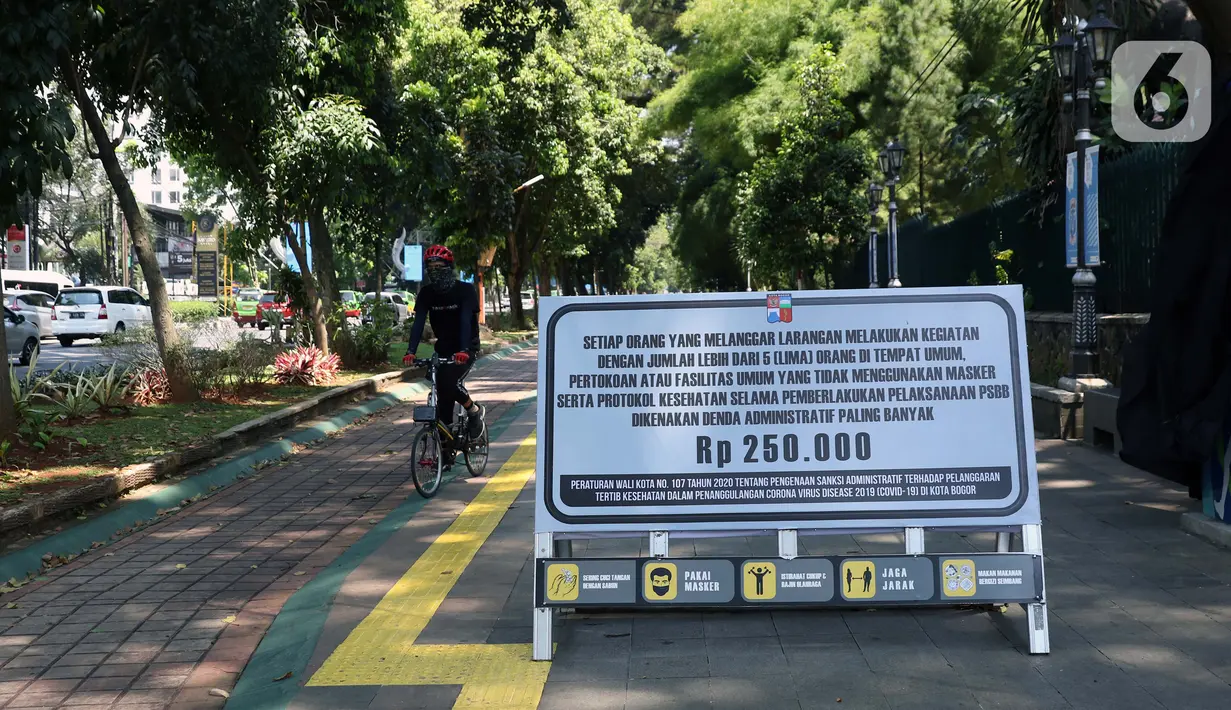 Pesepeda melintasi pedestrian seputaran Istana dan Kebun Raya Bogor, Jawa Barat, Sabtu (19/9/2020). Sebagai upaya pencegahan penularan COVID-19, Pemkot Bogor menutup sementara pedestrian seputaran Istana dan Kebun Raya Bogor pada Sabtu dan Minggu di masa PSBMK. (Liputan6.com/Helmi Fithriansyah)