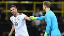 Penjaga gawang Inggris, Joe Hart memberi selamat kepada pemain Jerman, Lukas Podolski, dalam pertandingan persahabatan di Dortmund, (23/3). Podolski menjalani debutnya bersama timnas jerman dengan kekalahan. (Marius Becker/dpa via AP)