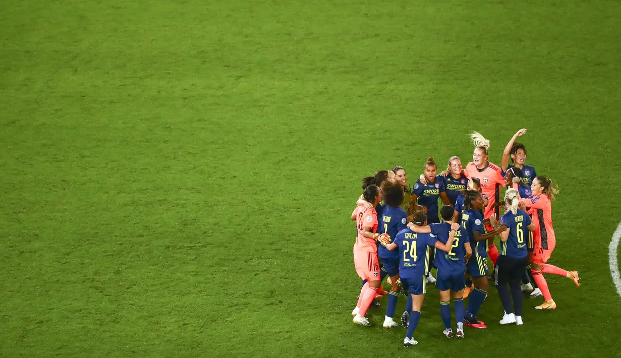 Para pemain Lyon melakukan selebrasi usai mengalahkan Wolfsburg pada final Liga Champions Wanita di Stadion Anoeta, San Sebastian, Spanyol, 30 Agustus 2020. (Sergo Perez/Pool via AP)