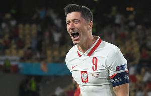 Robert Lewandowski. Striker Timnas Polandia berusia 33 tahun ini telah membuat 6 hattrick dari total 72 gol dalam 127 laga internasional. Hattrick pertamanya dibuat saat ia mencetak 4 gol ke gawang Gibraltar pada kualifikasi Piala Eropa, 7 September 2014 yang berkesudahan 7-0. (AFP/Pool/David Ramos)