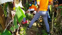 Beberapa penyidik polres Garut, Jawa Barat tengah mengamati proses penguburan jenzah bayi yang dilakukan tesangka S, dalam kasus pembuangan bayi yang ditemukan tanpa kepada di Garut. (Liputan6.com/Jayadi Supriadin)