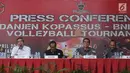 Ketua Binpres Pengprov PP PBVSI DKI, Budiawan (kedua kiri) bersama Dan Grup 3 Kopassus Kolonel Inf Safta Feryansah memberi keterangan terkait turnamen voli Danjen Kopassus-BNI Open 2018 di Jakarta, Kamis (29/3). (Liputan6.com/Helmi Fithriansyah)