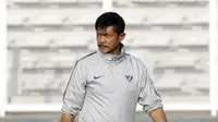 Pelatih Timnas Indonesia U-22, Indra Sjafri, saat latihan di Stadion Madya, Senayan, Jakarta, Senin (4/3). Latihan tersebut untuk persiapan kualifikasi Piala AFC U-23. (Bola.com/M Iqbal Ichsan)