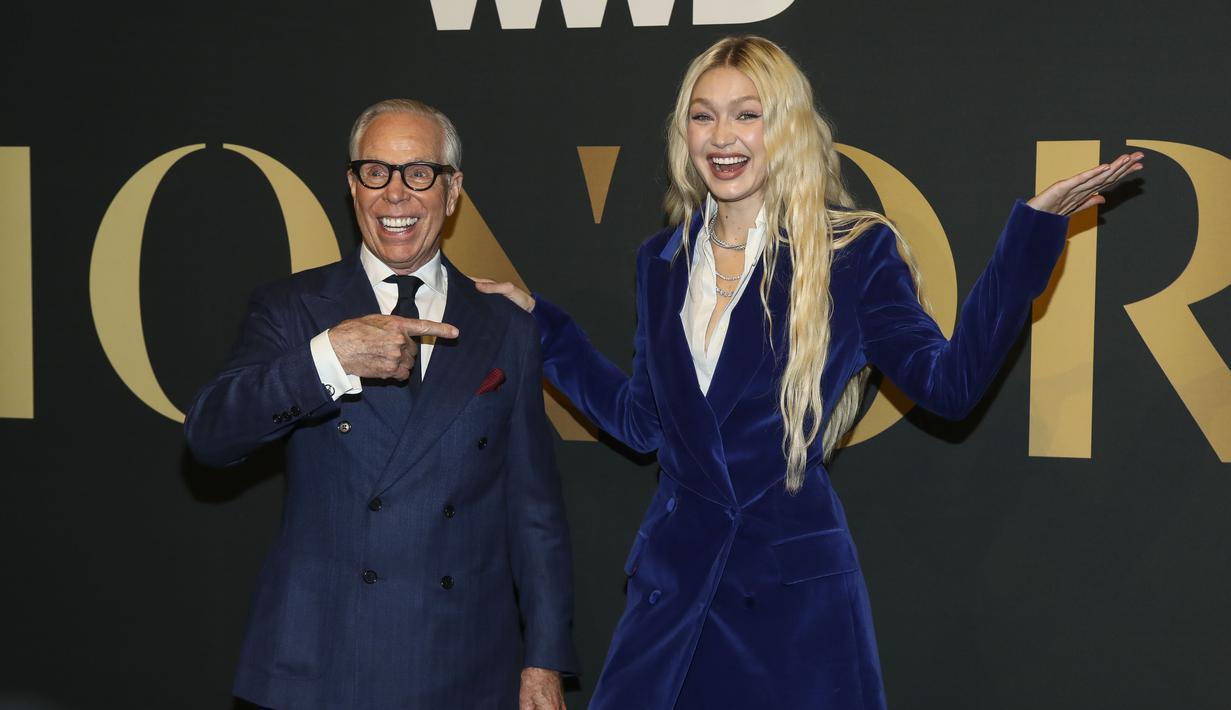 Model Gigi Hadid berpose dengan perancang busana Tommy Hilfiger saat menghadiri WWD Honors Awards yang diselenggarakan oleh Women's Wear Daily di Cipriani South Street di New York, pada Selasa, 25 Oktober 2022.  (Photo by Andy Kropa/Invision/AP)