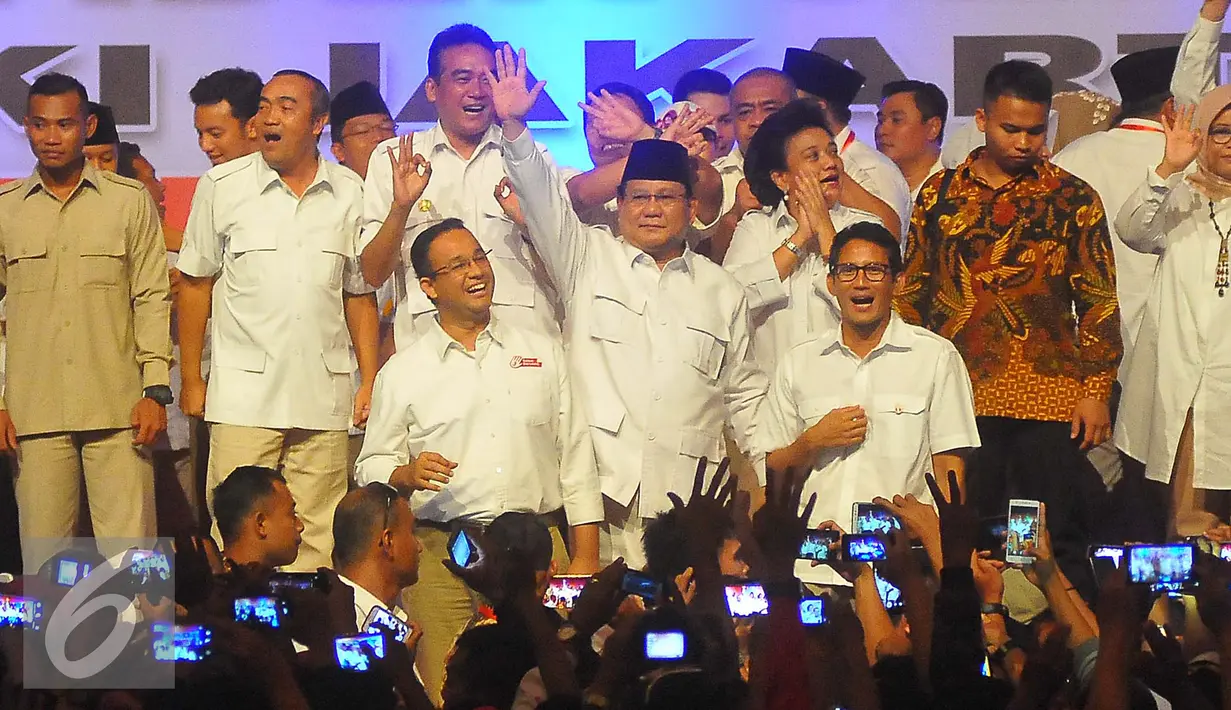 Prabowo Subianto didampingi Anies Baswedan dan Sandiaga Uno berfoto bersama saat menghadiri rapat akbar kader di Jakarta, Minggu (8/1). (Liputan6.com/Angga Yuniar)