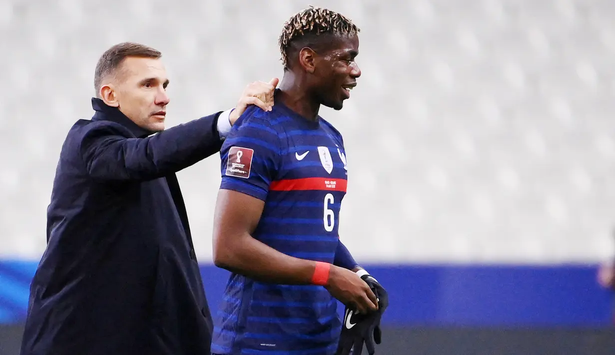 Pelatih Ukraina, Andriy Shevchenko, bercengkrama dengan gelandang Prancis, Paul Pogba, pada laga Kualifikasi Piala Dunia di Stadion Saint Denis, Paris, Kamis (25/3/2021). Kedua tim bermain imbang 1-1. (AFP/Franck Fife)