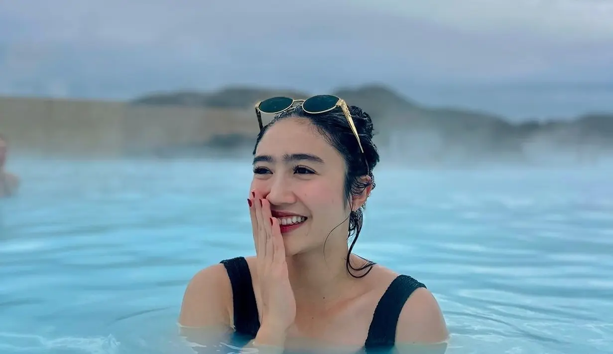 Febby bahkan menyebut pemandian air panas ini sebagai "Ciwidey versi Iceland," merujuk pada kolam air panas di Indonesia yang menawarkan suasana alam sejuk serupa. Selain kehangatan airnya, para pengunjung, termasuk Febby, juga dapat menikmati pemandangan gunung yang mengelilingi tempat tersebut. (Liputan6.com/IG/@febbyrastanty)