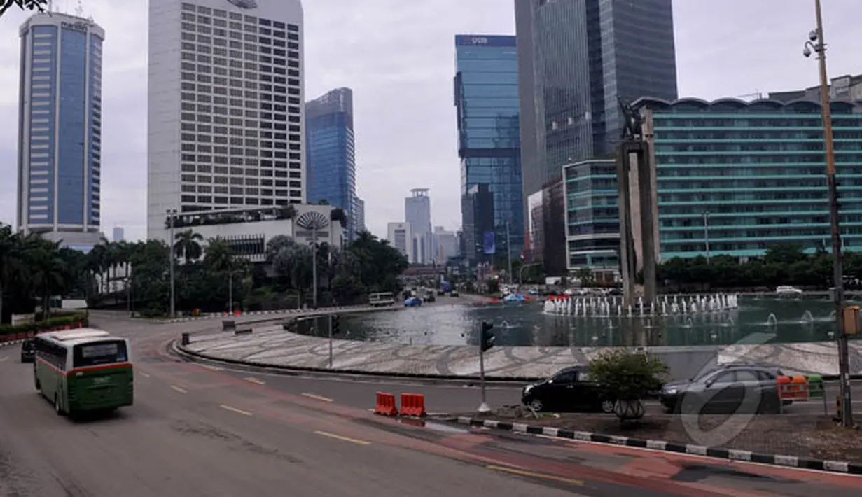 Arus lalulintas di kawasan Jalan Sudirman-MH Thamrin, Jakarta, tampak lengang, Kamis (19/2/2015). Perayaan Tahun Baru Imlek membuat sejumlah ruas jalan ibukota yang biasanya macet dan padat kendaraan kini tampak sepi. (Liputan6.com/Johan Tallo)