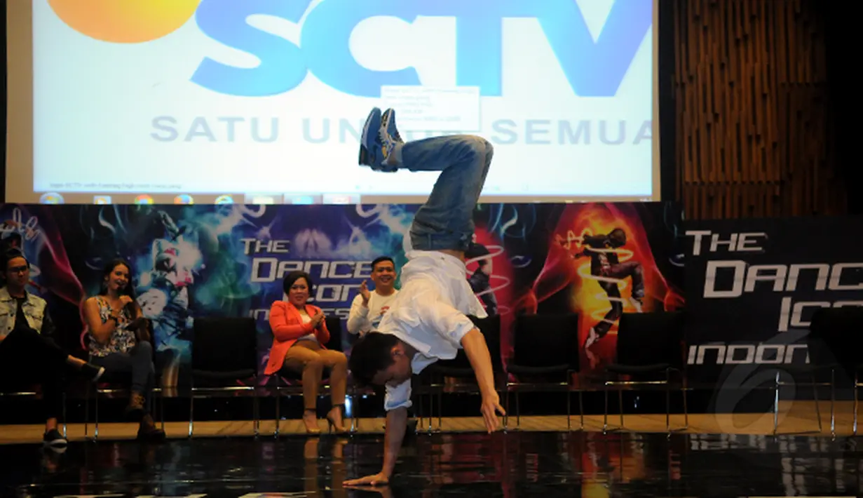 Salah satu juri The Dance Icon Indonesia, Fero Walandouw beraksi jelang jumpa pers di SCTV Tower, Jakarta, Rabu (4/3/2015). The Dance Icon Indonesia merupakan ajang adu bakat menari dalam program SCTV. (Liputan6.com/Helmi Fithriansyah)
