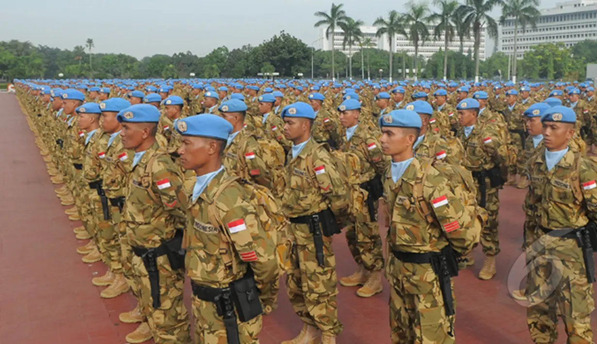 Sejumlah prajurit TNI berbaris mengikuti upacara yang dipimpin oleh Panglima TNI Jenderal TNI Dr. Moeldoko, Jakarta, Rabu (18/2/2015). Sejumlah 800 prajurit TNI siap diberangkatkan ke Darfur  sebagai pasukan perdamaian PBB. (Liputan6.com/Herman Zakharia)