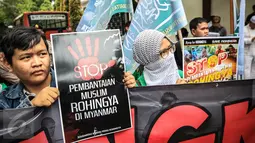 Massa yang mengatasnamakan Solidaritas Muslim Rohingya (SMR) menggelar unjuk rasa di Kedubes Myanmar, Jakarta, Jumat (25/11). Mereka mengutuk pembantaian massal yang menimpa Muslim Rohingya di Negara Bagian Rakhine, Myanmar. (Liputan6.com/Faizal Fanani)