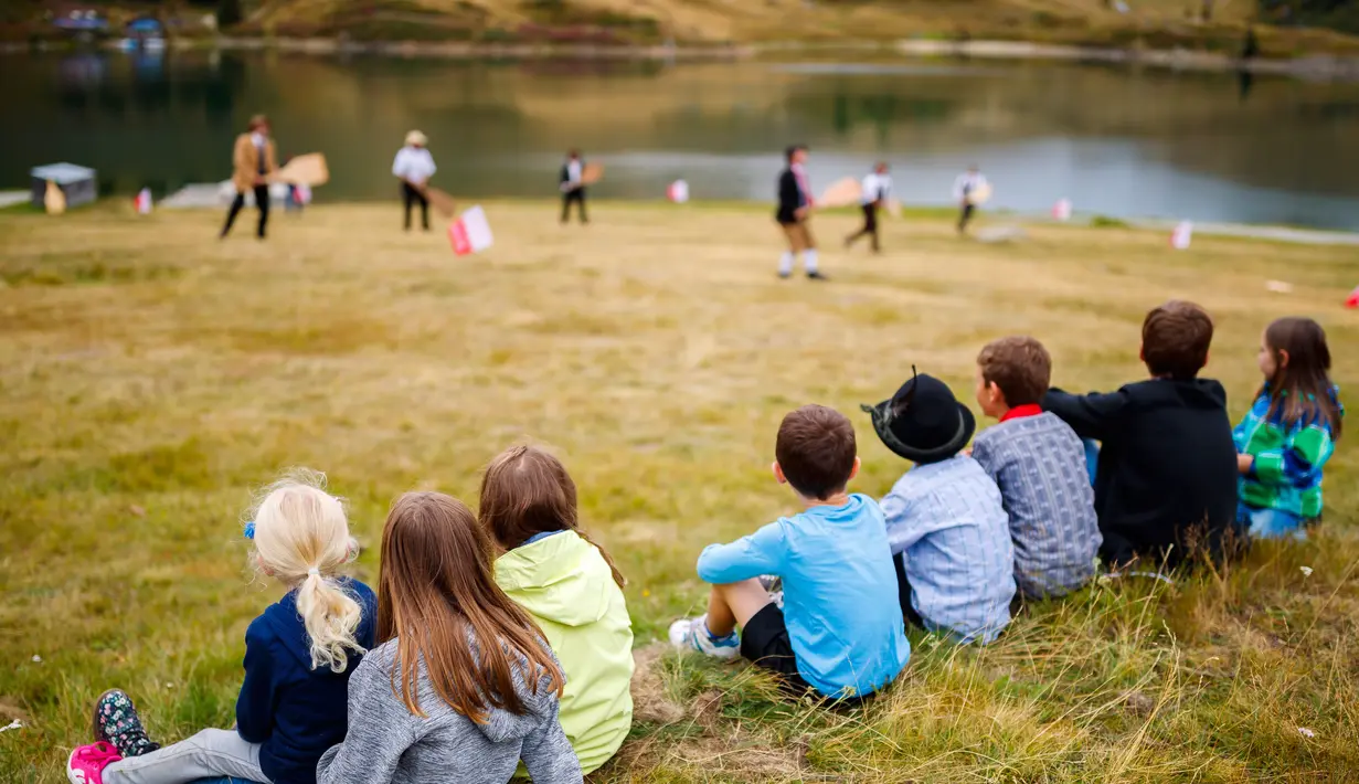 Anak-anak melihat permainan 'Gilihuesine' di resor alpine Bettmeralp, Swiss (16/9). Permainan tradisional Gilihuesine diikuti oleh enam pemain dimana pemain dapat mendapatkan tulang saat dipukul. (Valentin Flauraud/Keystone via AP)
