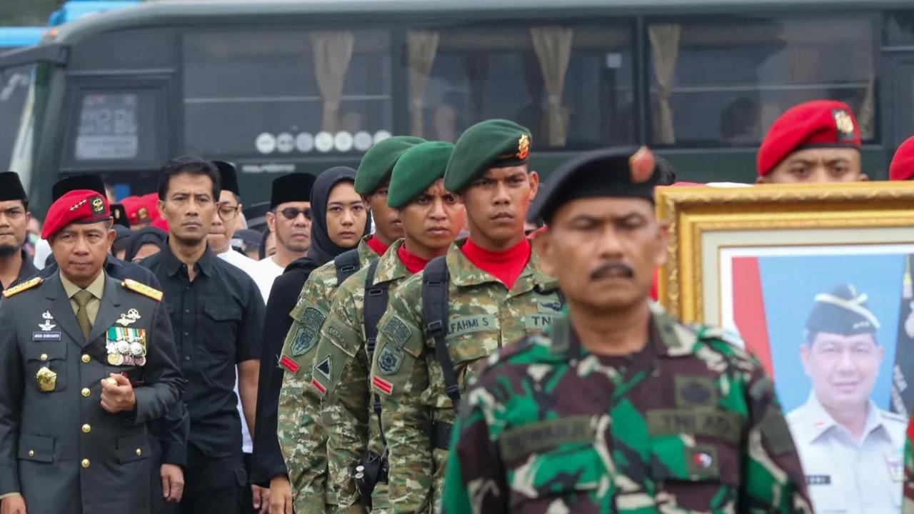 Pasukan membawa peti jenazah mantan Kepala Badan Nasional Penanggulangan Bencana (BNPB) Letjen TNI Doni Monardo saat akan dimakamkan di Taman Makam Pahlawan (TMP) Kalibata, Jakarta, Senin (4/12/2023).
