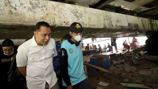 Eri Cahyadi saat meninjau langsung Kampung 1001 Malam Surabaya. (surabaya.go.id)