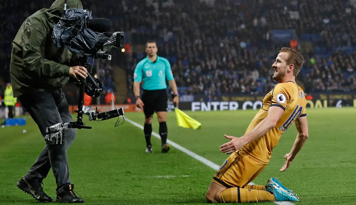 Penyerang Tottenham Hotspur, Harry Kane melakukan selebrasi usai mencetak gol ketiganya ke gawang Leicester City pada pertandingan Liga Inggris di King Power Stadium, Leicester (18/5). Tottenham menang 6-1 atas Leicester City. (AFP Photoo/Adrian Dennis) 