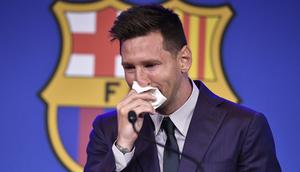 Lionel Messi menangis saat mengucapkan selamat tinggal kepada Barcelona. (AFP/Pau Barrena)