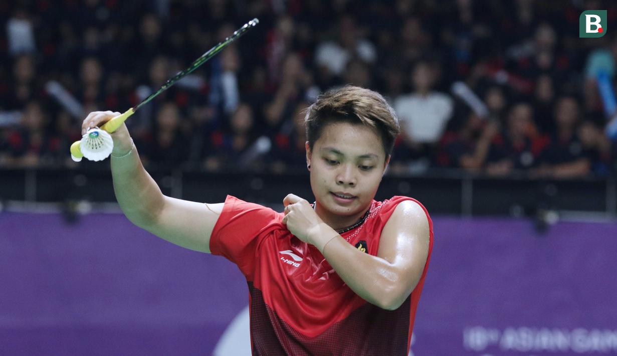 Pebulutangkis Indonesia, Apriyani Rahayu, saat melawan wakil Jepang, Yuki Fukushima/Sayaka Hirota pada Asian Games di Istora, Jakarta, Selasa (21/8/2018). Polii/Apriyani takluk dengan skor 21-13, 21-12. (Liputan6.com/Helmi Fithriansyah)