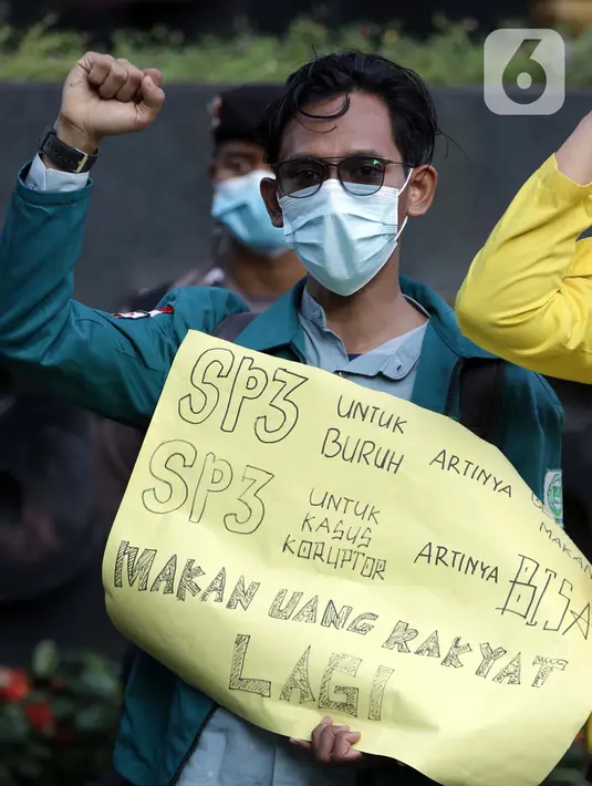 Mahasiswa yang tergabung dalam Aliansi BEM Seluruh Indonesia melakukan unjuk rasa di depan Gedung KPK, Jakarta, Jumat (9/4/2021). Mereka mempertanyakan penerbitan SP3 terkait kasus dugaan korupsi BLBI untuk Sjamsul Nursalim dan istrinya, Itjih Sjamsul Nursalim. (Liputan6.com/Helmi Fithriansyah)