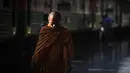 Seorang biksu Buddha berjalan di sepanjang platform kereta api di stasiun kereta api Hua Lampong, sehari sebelum Songkran Festival, atau Tahun Baru Thailand, di Bangkok (12/4). (AFP Photo/Lillian Suwanrumpha)