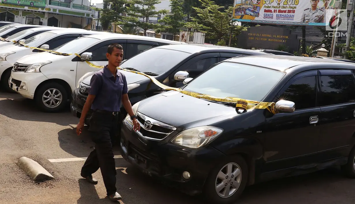Sejumlah mobil curian diperlihatkan di Polres Metro Jakarta Selatan, Senin (30/4). Polisi berhasil menangkap 10 orang tersangka spesialis pencurian mobil dan penadah di kawasan Subang. (Liputan6.com/Immanuel Antonius)