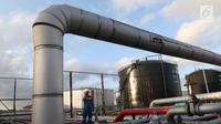 Petugas melakukan pengecekan di area Refinery Unit V Balikpapan, Kalimantan Timur, Senin (22/7/2019). Proyek Refinery Development Master Plan (RDMP) Balikpapan merupakan satu dari proyek pengembangan dan peningkatan kapasitas kilang yang dilakukan Pertamina. (Liputan6.com/Angga Yuniar)