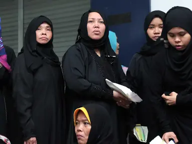 Sejumlah Tenaga Kerja Indonesia (TKI) menunggu bus di Bandara Soekarno Hatta,Tangerang, Rabu (11/11). Sebanyak 450 WNI overstayers dan TKI undocumented dari Jeddah, Arab Saudi dipulangkan pemerintah Indonesia. (Liputan6.com/Angga Yuniar)