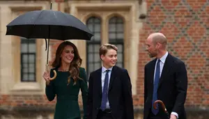 Gaya Effortless Kate Middleton Antar Pangeran George Hari Pertama Sekolah