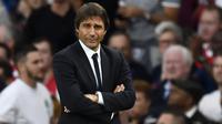 Wajah murung Pelatih Chelsea, Antonio Conte saat timnya melawan Arsenal pada lanjutan Premier League di Emirates Stadium, Minggu (25/9/2016) dini hari WIB. (Reuters/Dylan Martinez)