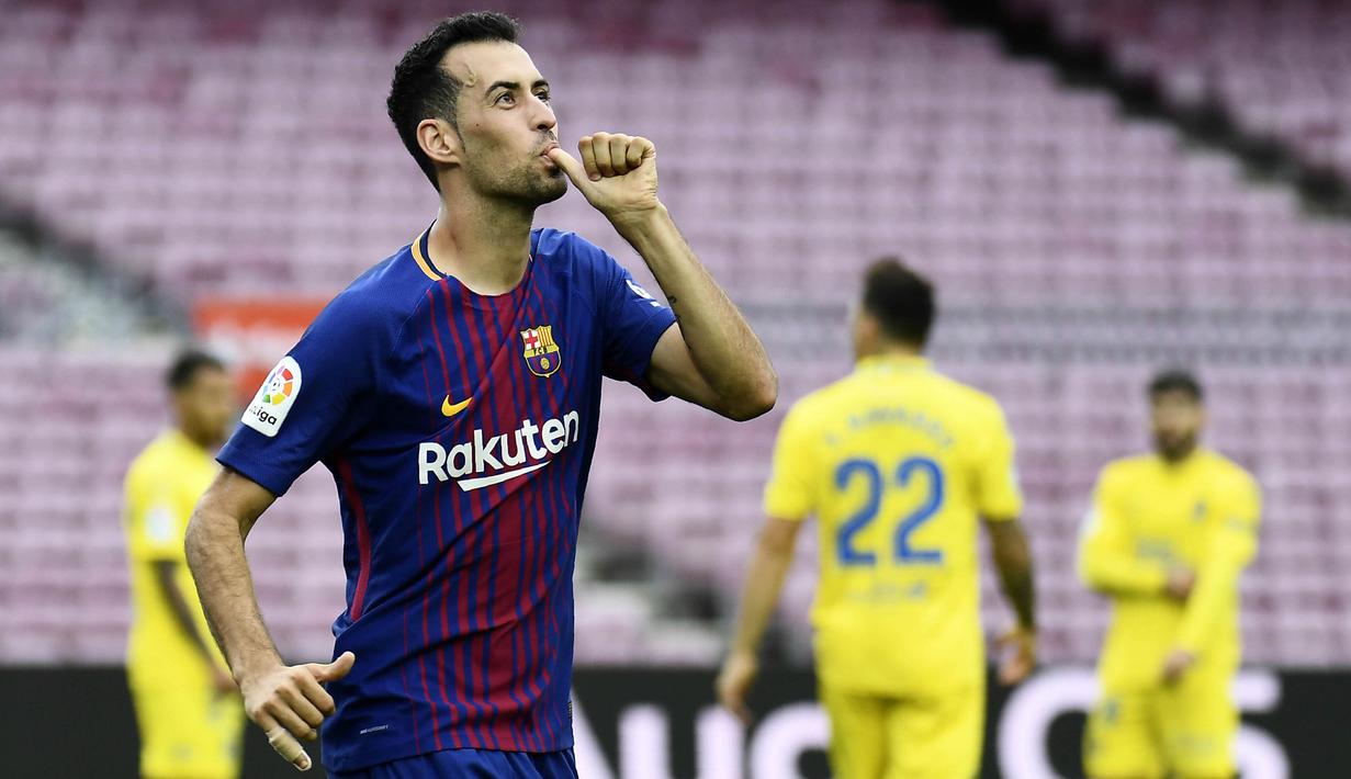 7. Sergio Busquets - Aktingnya yang pura-pura cedera saat Barcelona kontra Inter Milan pada 2010 itu membuatnya diberi gelar raja diving. Meme adegan ci-luk-ba pun menjadi viral dan melekat di gelandang Spanyol ini. (AFP/Jose Jordan)