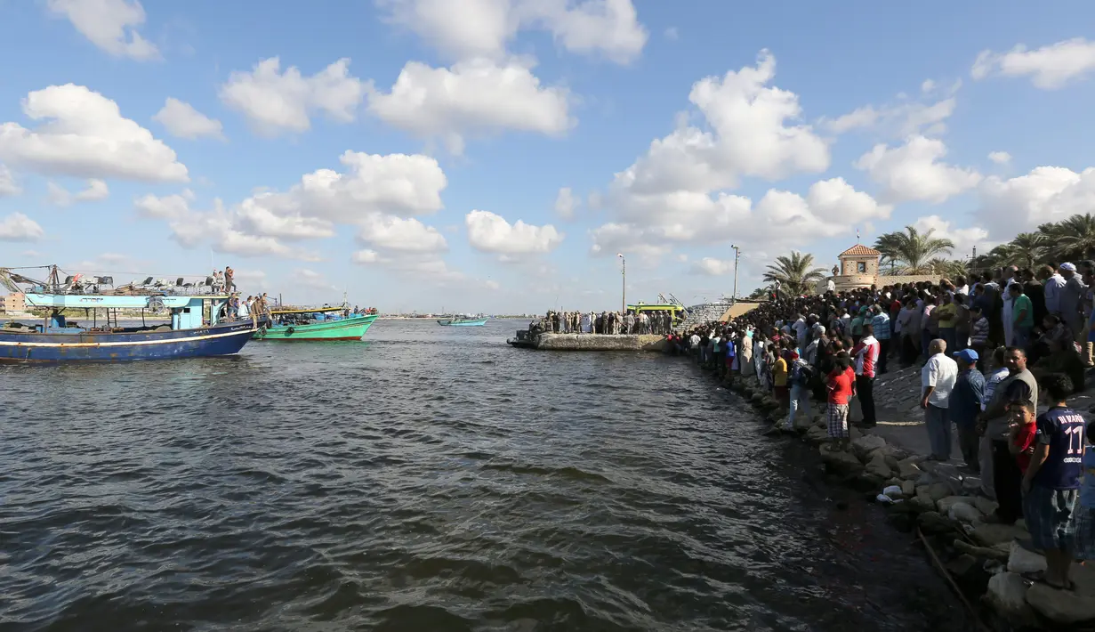 Warga berkumpul di sepanjang pantai Laut Mediterania selama pencarian korban dalam insiden tenggelamnya perahu yang mengangkut imigran di Al-Beheira, Mesir, Kamis (22/9). (REUTERS/Mohamed Abd El Ghany)