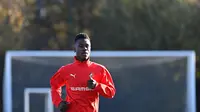 Gelandang Rennes, Eduardo Camavinga melakukan pemanasan saat mengikuti sesi latihan tim di Pusat Pelatihan Henri-Guerin di La Piverdiere di Rennes, Prancis barat (3/11/2020). Rennes akan bertanding melawan Chelsea pada grup E Liga Champions di Stamford Bridge, London. (AFP/Damien Meyer)