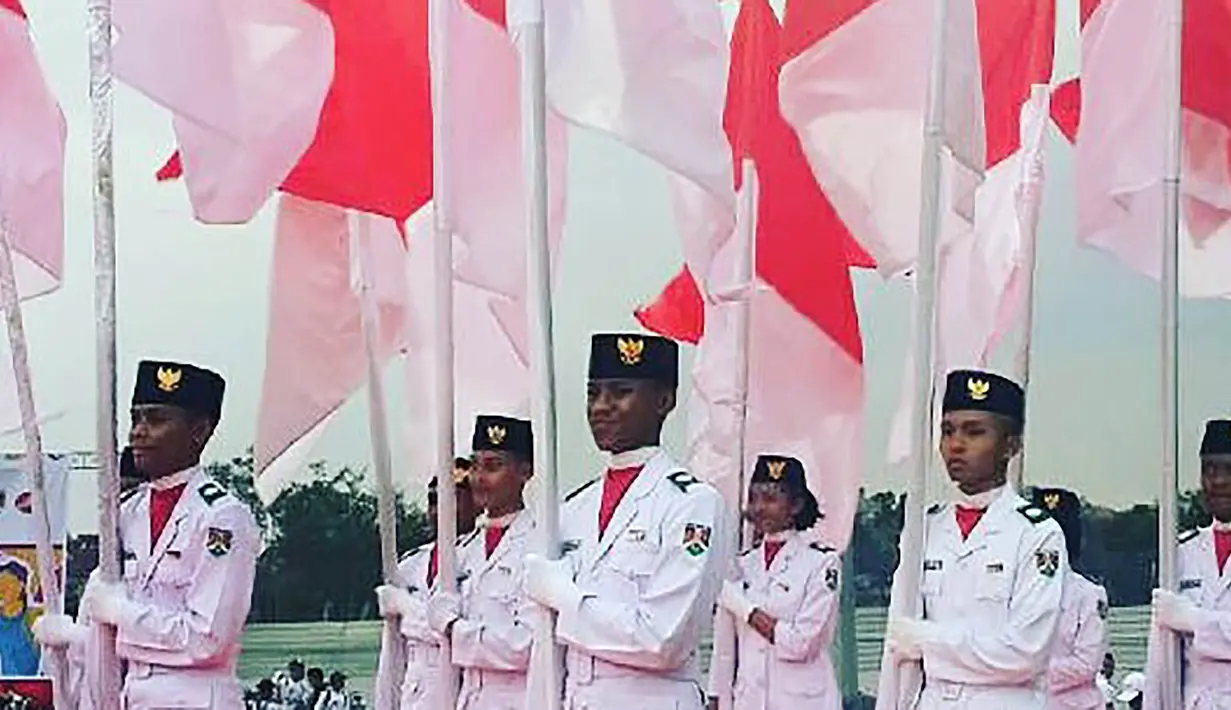 Pasukan pengibar bendera ikut memeriahkan acara perayaan Hari Olahraga Nasional ke-34 di Stadion Dr. H. M. Soebroto, Magelang, Sabtu (9/9/2017). Haornas tahun ini mengangkat tema "Olah Raga yang Menyatukan Kita". (Bola.com/Dorojatun)  