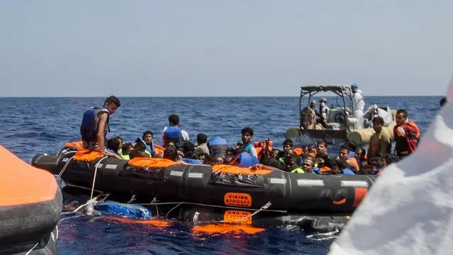 Mengharukan, Proses Evakuasi Migran yang Tenggelam di Laut Mediterania