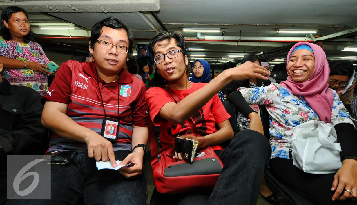 Sejumlah karyawan terlihat antusias dan ceria saat melakukan penukaran uang untuk persiapan Lebaran, Jakarta, Rabu (8/7/2015). BI bersama BTN menggelar layanan penukaran uang bagi karyawan di Gedung SCTV Tower. (Liputan6.com/Yoppy Renato)