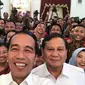 Jokowi berswafoto atau selfie bersama Prabowo usai pertemuan tertutup di Istana Merdeka, Jakarta Pusat, Jumat (11/10/2019). (Ist)